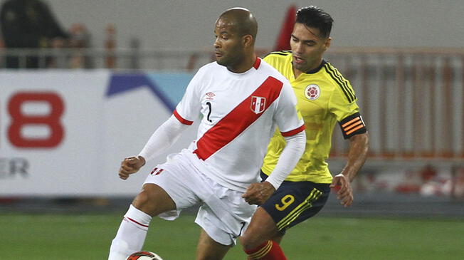 Alberto Rodríguez, ante Radamel Falcao en el Perú-Colombia por las Eliminatorias Rusia 2018.