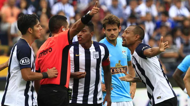 Luis Ramírez le reclama al árbitro Diego Haro por su expulsión ante Sporting Cristal.
