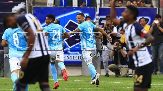 Emanuel Herrera celebra el 1-0 de Sporting Cristal ante Alianza Lima.