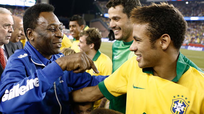 Pelé saluda a Neymar antes de un partido de Brasil.