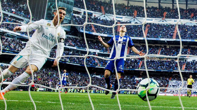 Cristiano Ronaldo celebra uno de sus goles al Alavés.