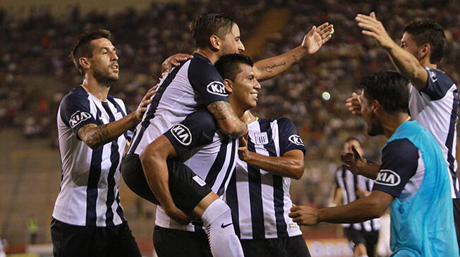 Rinaldo Cruzado celebra su gol a Universitario.