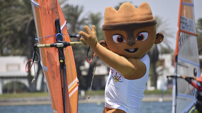 Milco se metió a navegar en la bahía de Paracas previo al inicio  de los Campeonatos Sudamericanos de Windsurf Olímpico