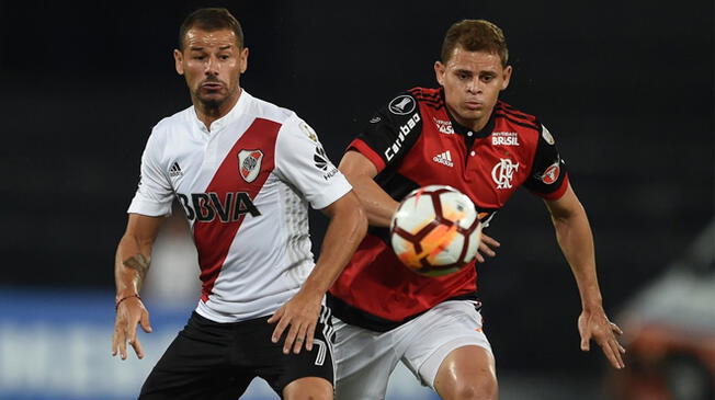 Rodrigo Mora y Jonas luchan un balón en el Flamengo-River Plate.