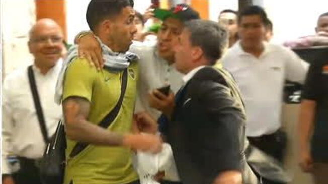 Carlos Tévez, asediado por un hincha en el Swissôtel