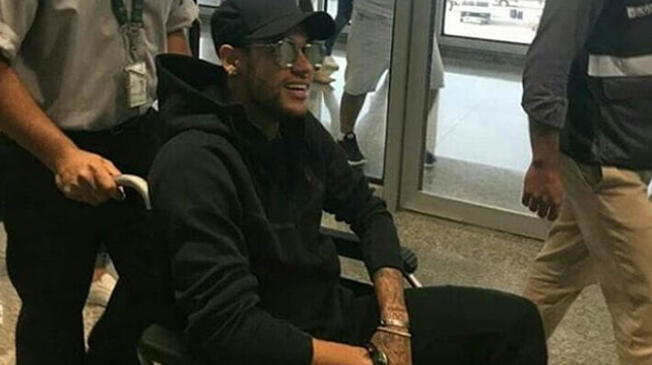 Neymar llegó a Brasil en silla de ruedas y mañana será operado en Belo Horizonte.