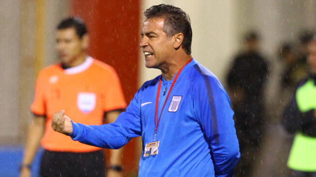 Pablo Bengoechea da una indicación en el Sport Rosario-Alianza Lima.