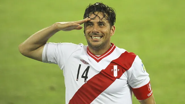 Claudio Pizarro celebra un gol con la Selección Peruana.