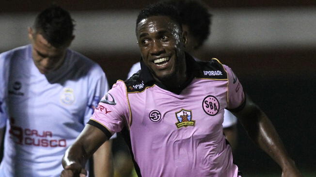 Luis Tejada celebra uno de sus goles al Real Garcilaso.