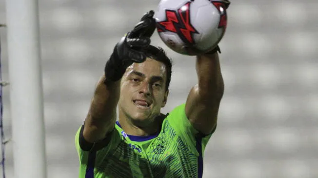 Alejandro Duarte controla un balón en el Alianza Lima-San Martín.