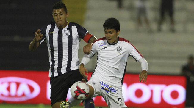 Jairo Concha controla el balón ante la mirada de Rinaldo Cruzado.