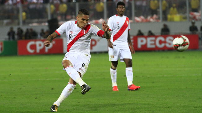 Paolo Guerrero ensaya un remate de tiro libre con la Selección Peruana.