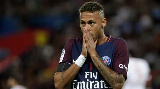 Neymar se lamenta durante un partido del PSG.