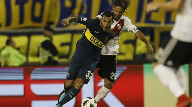 Carlos Tévez disputa un balón con Leo Ponzio en un Boca vs. River.