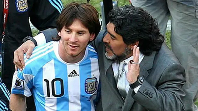 Lionel Messi y Diego Maradona durante el Mundial de Sudáfrica 2010. Foto: AP