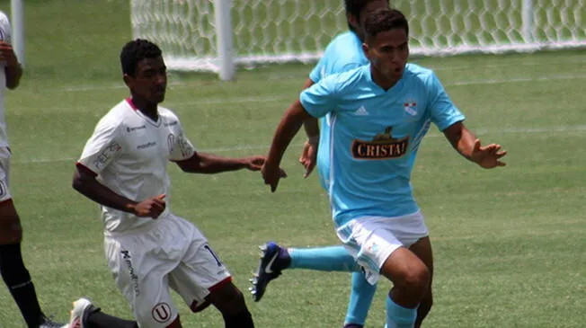 Una acción de juego del Sporting Cristal vs. Universitario en Reservas.