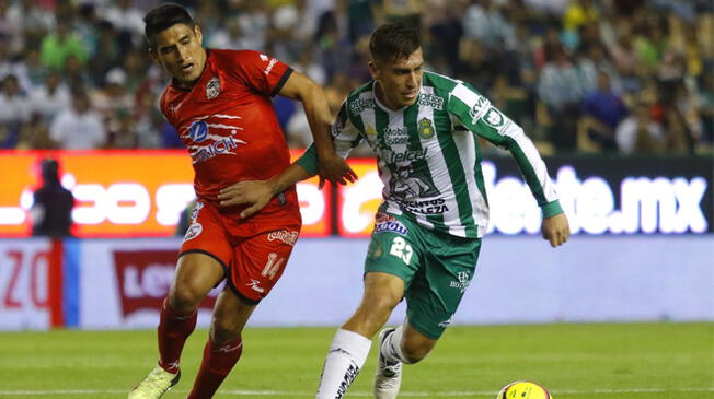 Irven Ávila disputa un balón con un jugador de León.