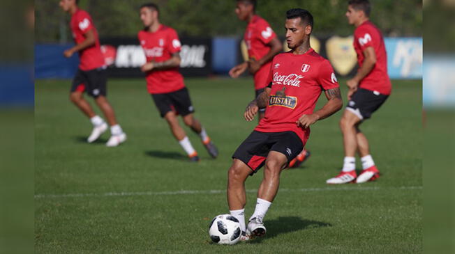 Miguel Trauco haciendo trabajos de soltura con balón 