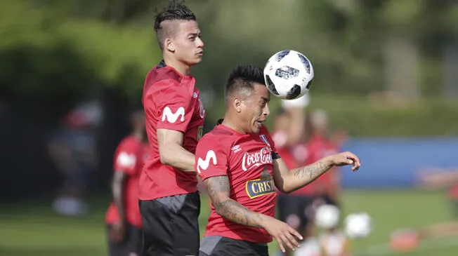 Christian Cueva y Benavente en plena disputa del balón durante entrenamientos de hoy 