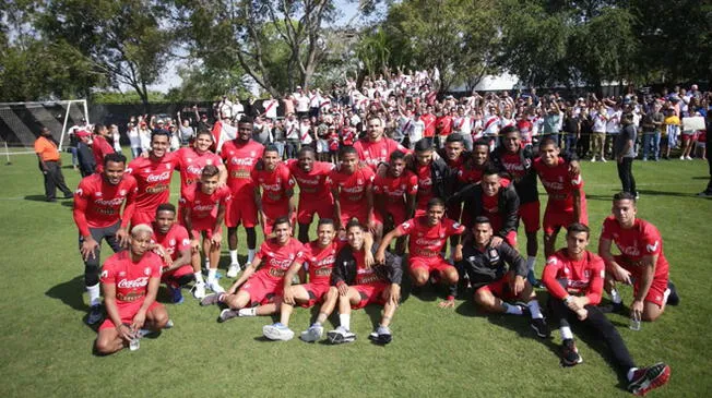 La selección peruana a lado de los hinchas que asisten a las prácticas en el campo Sawgrass Grand Hotel - Miami 