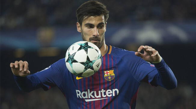 André Gomes controla un balón en un partido de Barcelona.