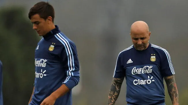 Paulo Dybala y Jorge Sampaoli en un entrenamiento de Argentina.