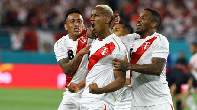 Carrillo celebra su gol a Croacia junto a Cueva y Farfán. 