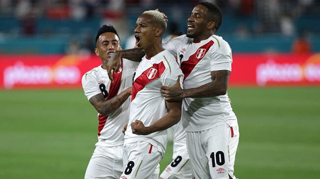 Carrillo celebra su gol a Croacia con Cueva y Farfán.