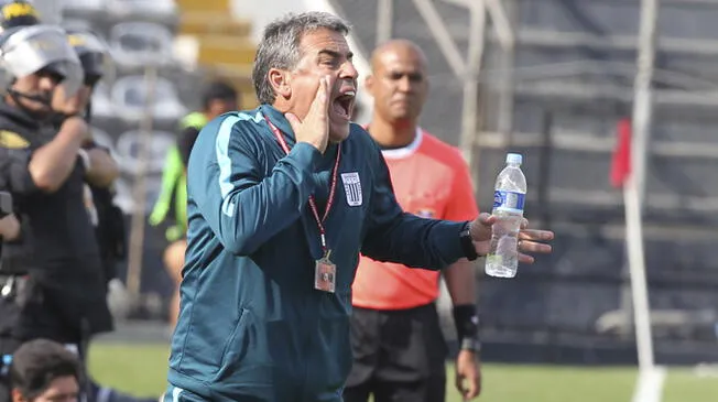 Pablo Bengoechea, durante un partido de Alianza Lima.