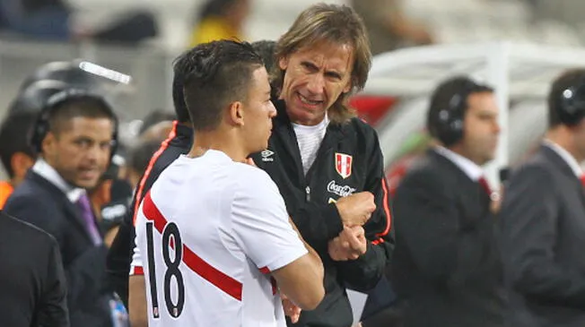 Ricardo Gareca conversa con Cristian Benaventes en un amistoso de Perú.