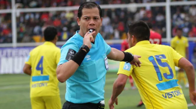 Víctor Hugo Carrillo dirigiendo un partido de Primera División.