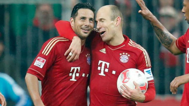 Claudio Pizarro y Arjen Robben celebran sus goles en el Bayern Múnich. Foto: AP