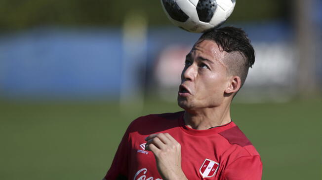 Cristian Benavente domina un balón en un entrenamiento de Perú.