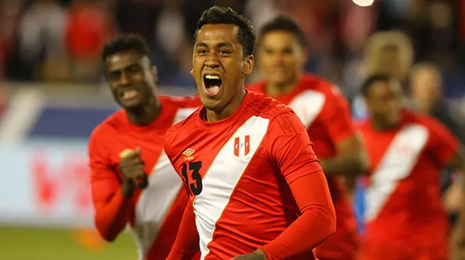 Renato Tapia celebra su gol con Perú a Islandia.