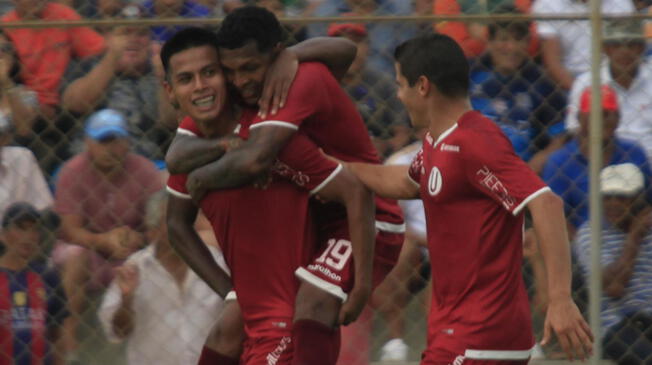 Anthony Osorio, Alberto Quintero y Aldo Corzo celebran un gol de Universitario.
