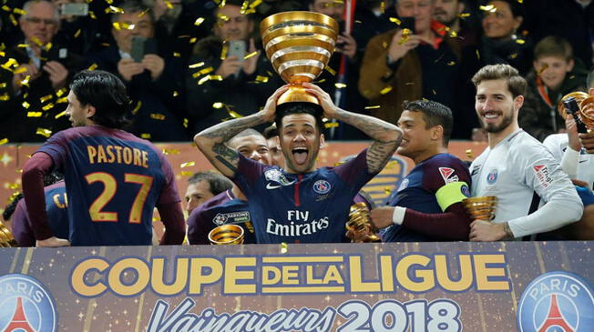 Dani Alves posa con el trofeo de la Copa de la Liga de Francia.