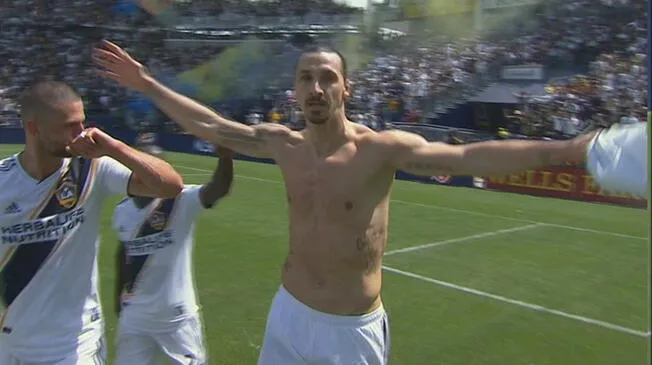 Zlatan Ibrahimovic celebra su primer gol con Los Angeles Galaxy.