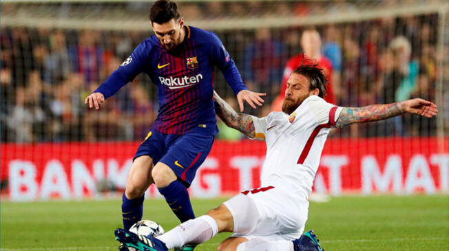 Lionel Messi disputa un balón con Daniele De Rossi.
