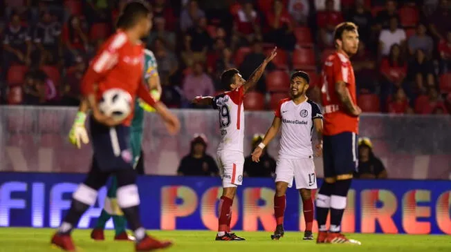 Rubén Botta celebra su gol con San Lorenzo a Independiente.