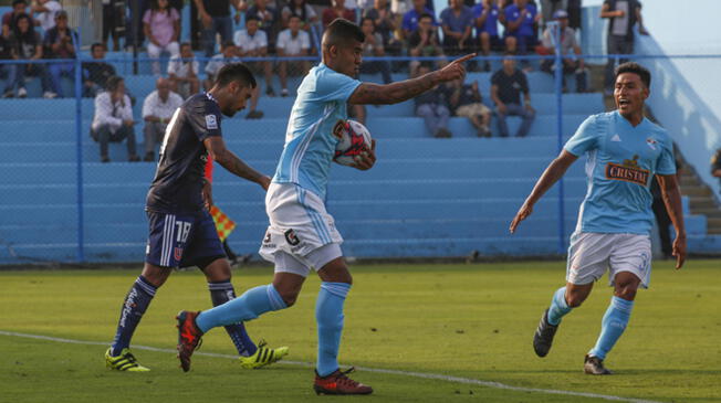 Yulián Mejía celebra un gol con Sporting Cristal ante U de Chile.