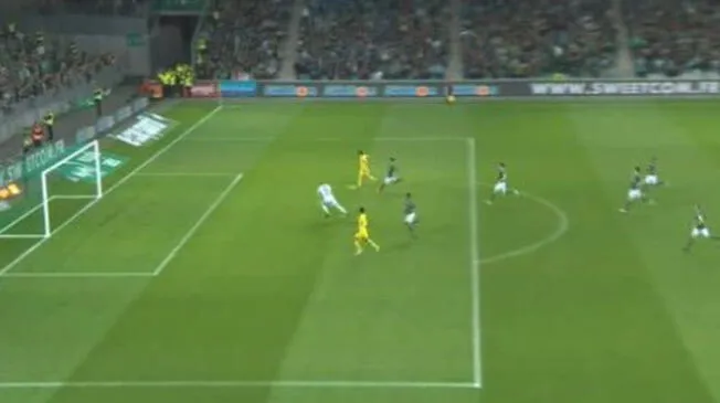 Edinson Cavani fallando un gol hecho en el Saint-Étienne vs. PSG.