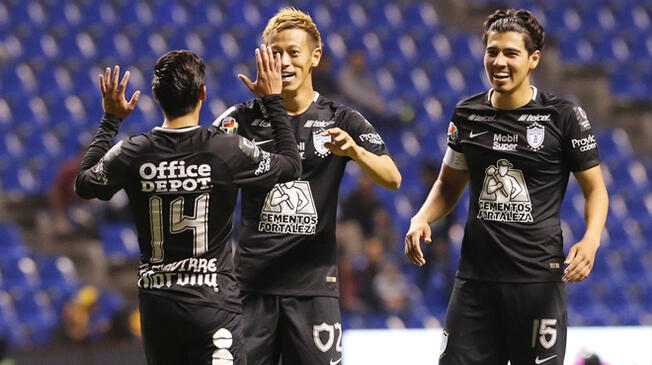 Keisuke Honda, Erick Gutiérrez y Aguirre celebran un gol del Pachuca.