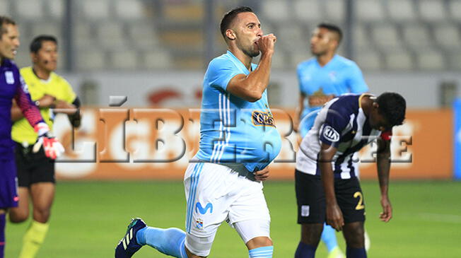 Emanuel Herrera celebra su primer gol a Alianza Lima.