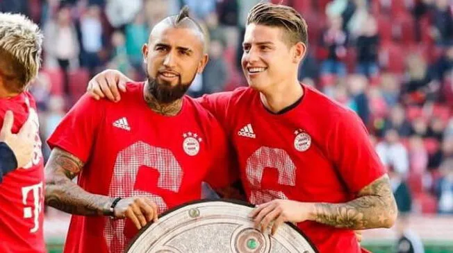 Arturo Vidal y James Rodríguez posaron tras conseguir el título de la Bundesliga