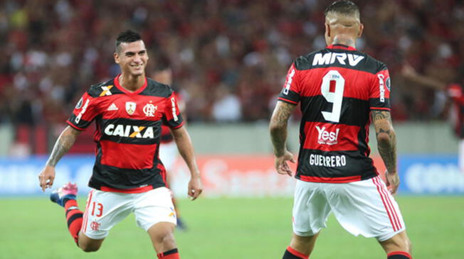 Paolo Guerrero y Miguel Trauco celebran un gol juntos en el Flamengo. Foto: EFE