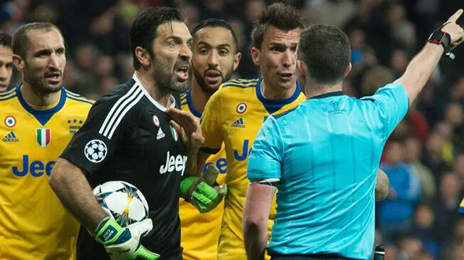 Gianluigi Buffón y todo Juventus recriminándole al árbitro. Foto: GTRES