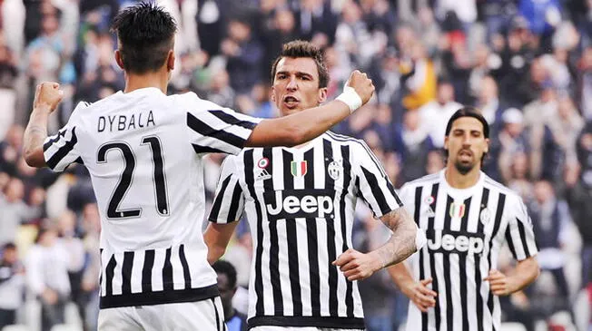 Dybala, Mandzukic y Khedira celebran un gol con la Juventus.