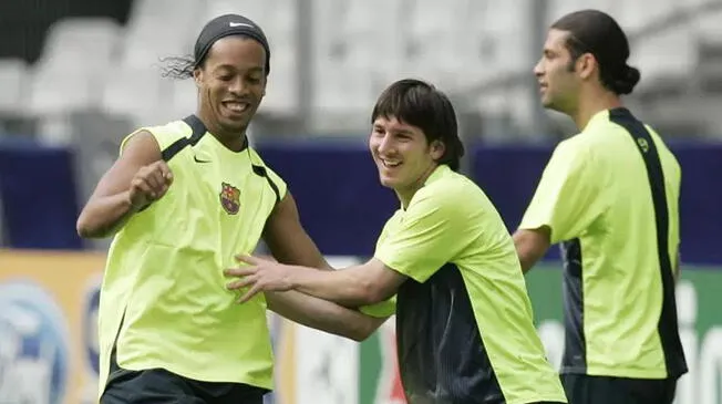 Ronaldinho y Lionel Messi durante un entrenamiento del Barcelona.