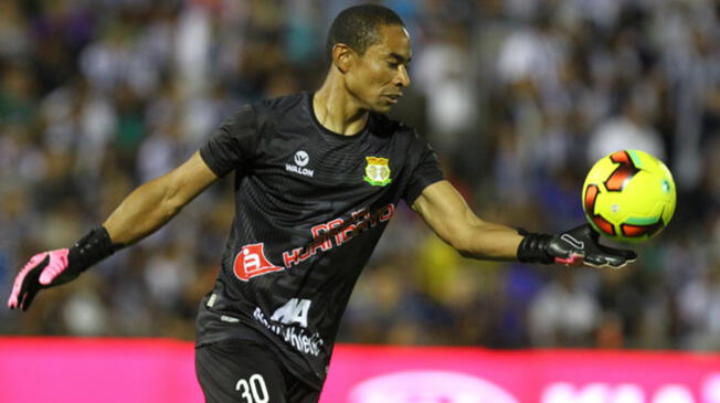 Joel Pinto durante un partido de Sport Huancayo en Matute.