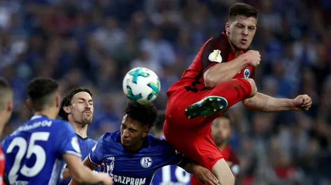 Luka Jovic impacta con el taco un balón que será el 1-0 del Eintracht ante el Schalke.